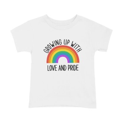 Vit barn-T-shirt med färgglad regnbåge och texten ”Growing up with love and pride”.