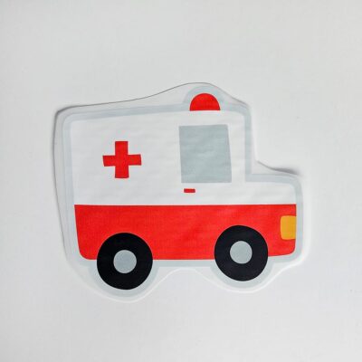 Illustration av en ambulans med rött kors, röd kaross, blågrått fönster och svarta hjul.