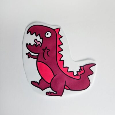 En magentafärgad dinosaurie med öppet gap, vassa tänder och taggar längs ryggen.