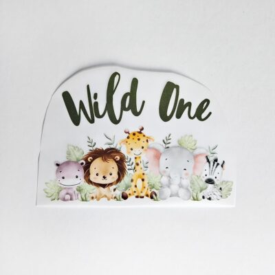 Textiltryck med texten ”Wild One” och djungeldjur i akvarellstil.