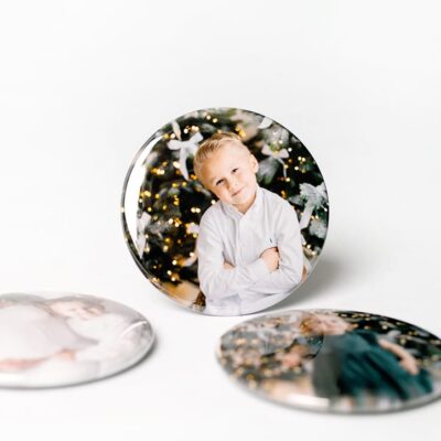 Runda personliga fotomagneter med familjefoton.