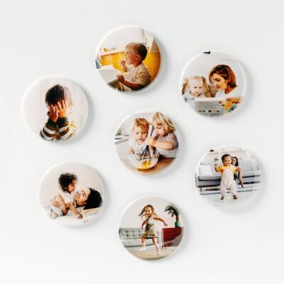 Sju runda fotomagneter med familjebilder på barn och vuxna.