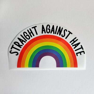 Textiltryck med regnbåge och texten ”STRAIGHT AGAINST HATE”.