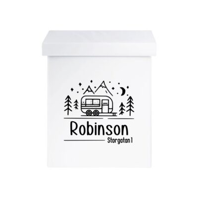 Vit förvaringslåda med campingmotiv, texten Robinson och Storgatan 1.