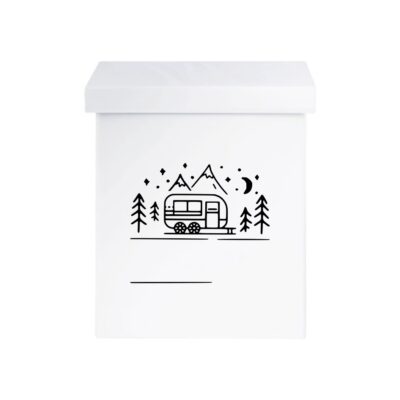 Vit box med svart campingmotiv av husvagn i bergslandskap med granar, stjärnor och måne.