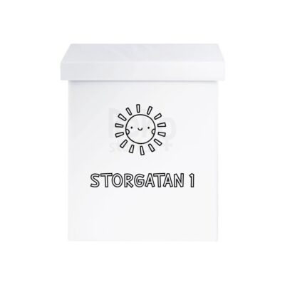 Vit brevlåda med solmotiv och adressen ”STORGATAN 1” på framsidan.