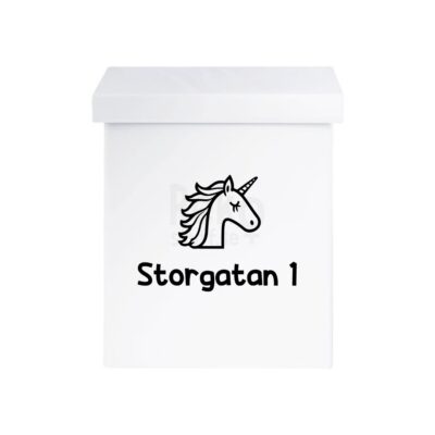 Vit brevlåda med svart enhörningsmotiv och texten ”Storgatan 1”.